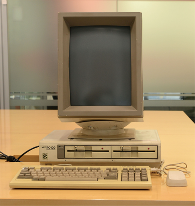 PC-100の全景．縦に設置したカラー・グラフィックディスプレイはXerox社ALTOのデザインを踏襲したものである