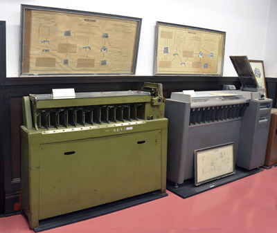 　　　The nation's first 45 column punched-card sorter ( Kanegafuchi Jitsugyo [left] ), the 80 column punched-card sorter ( IBM [right] )