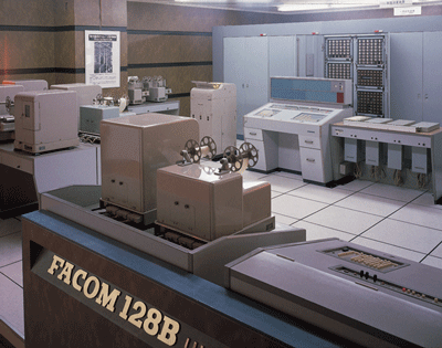 FACOM128B.奥まった場所にあるのが本体．その中央手前が操作卓